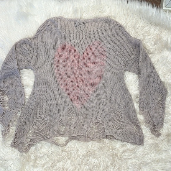 Wildfox White Label Sweater ~ in Light Gray w/ Red Heart ♥️ - Picture 10 of 13